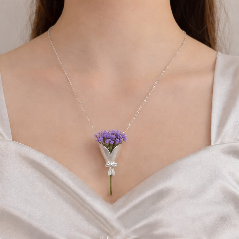 Necklace with bouquet of flowers