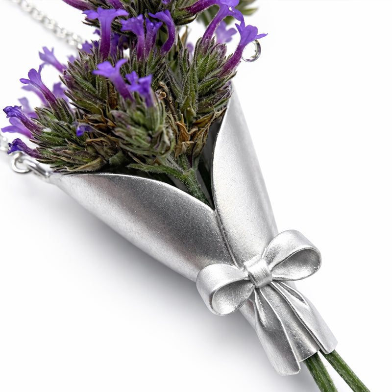 Necklace with bouquet of flowers