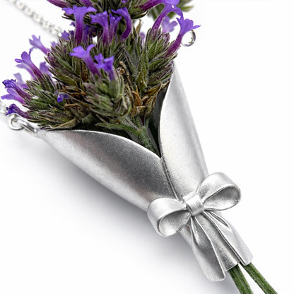 Necklace with bouquet of flowers